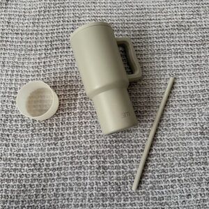 Sleek Beige simple modern 24 oz trek